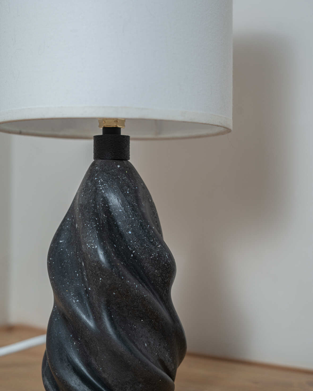 Lampe UNERI noire 32 cm